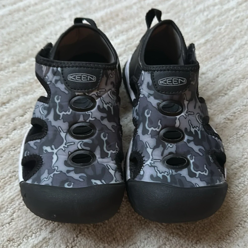 KEEN Stingray Water Shoes for Kids Black Camo Size 12